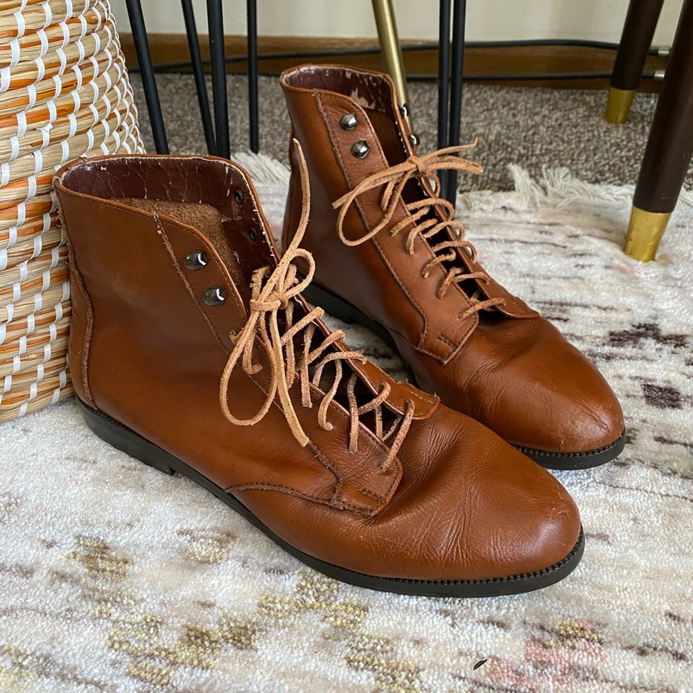 Vintage 80s cognac leather white mountain boots